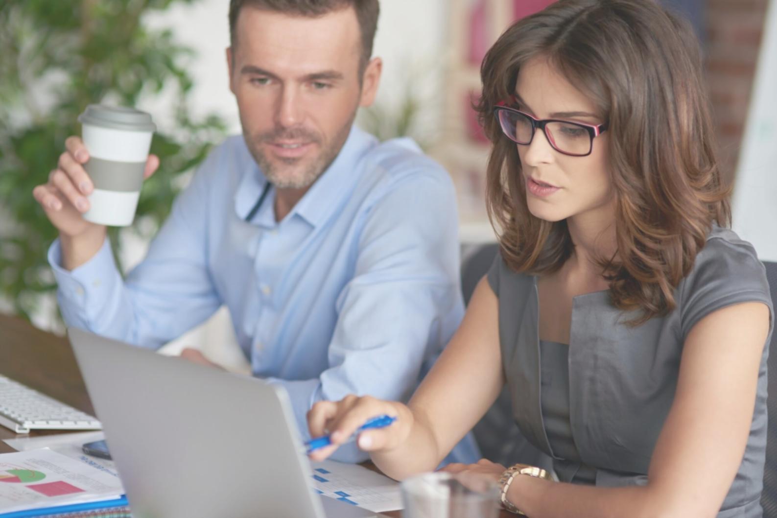 Finanzanalyse Arbeitsplatz mit Charts und Daten